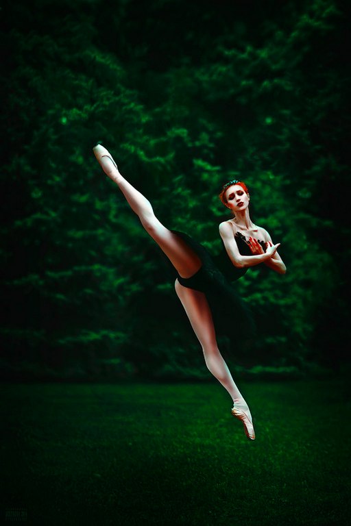 Фото Девушка в прыжке в шпагате на фоне зеленой листвы, фотограф Светлана Беляева