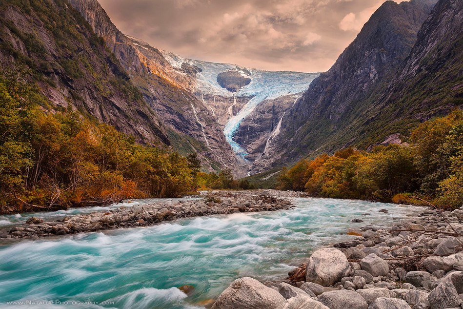 Фото Река в окружении деревьев между горами, Норвегия / Norway, фотограф Natalia Eriksson