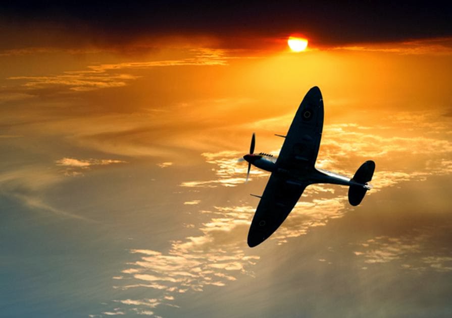 Фото Небольшой самолет на фоне неба с солнцем