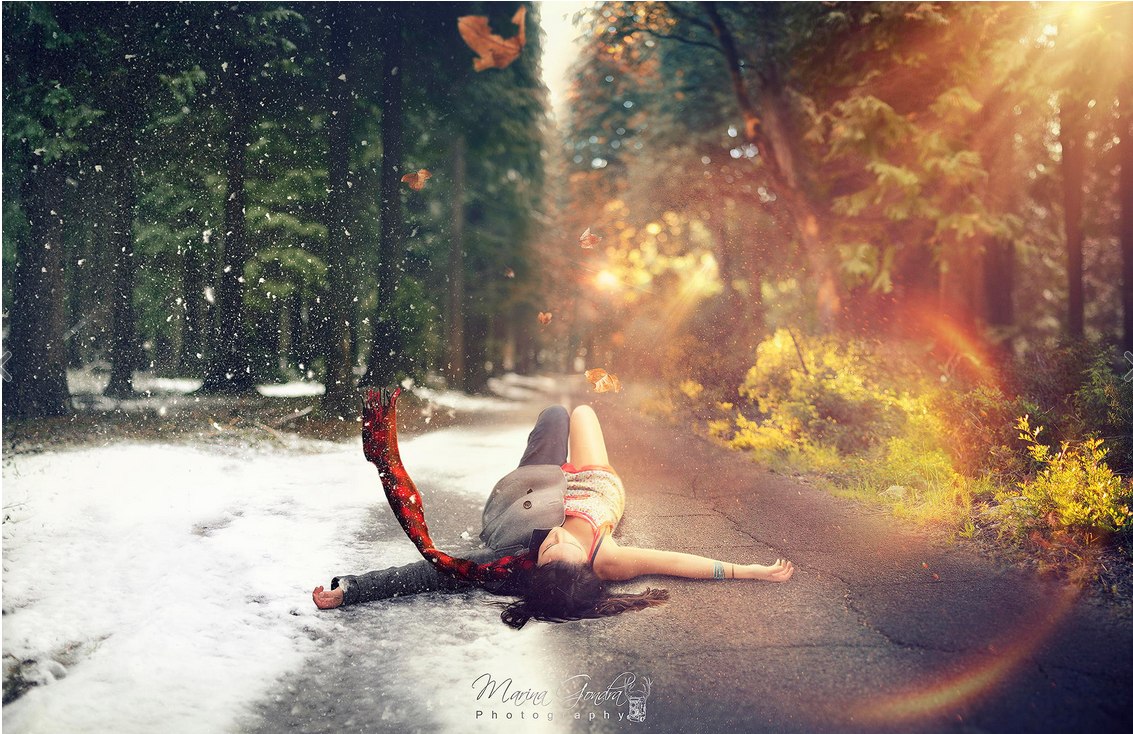 Фото Девушка лежит на дороге, одна ее половина одета в летнюю одежду, а другая половина лежит на снегу и одета в зимнюю одежду, фотограф Marina Gondra