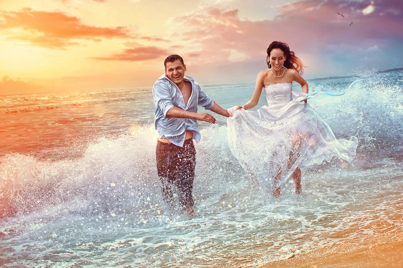 Фото Жених с невестой бегут по берегу моря держась за руки, фотограф Александр Лазарев