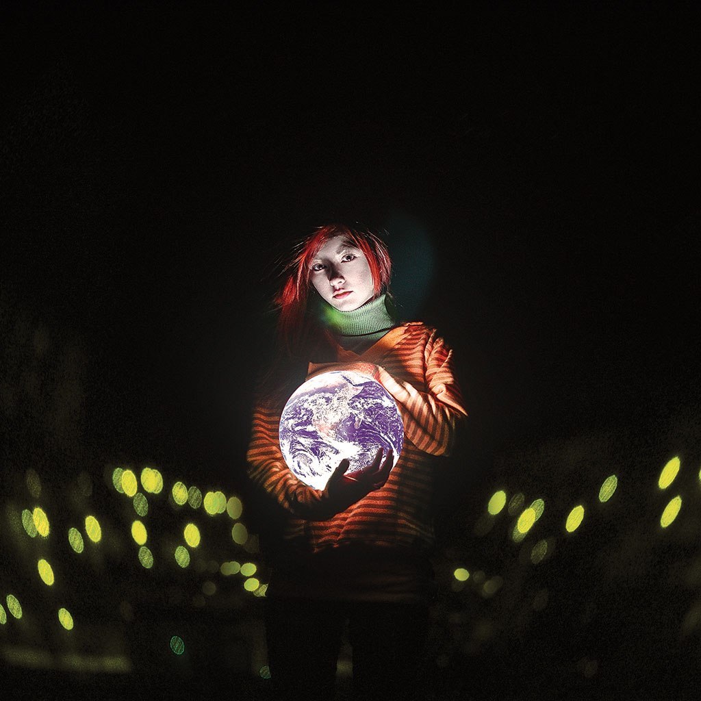 Фото Девушка в руках держит планету, фотограф Кирилл Сакрюкин