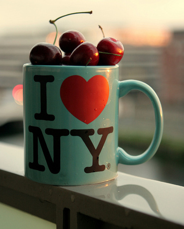 Фото Черешни в чашке с надписью I love NY / Я люблю Нью-Йорк