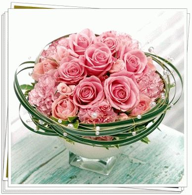 Фото Красивый букет розовых роз, украшенный травой