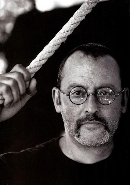 Фото Актер Жан Рено / Jean Reno держится за веревку