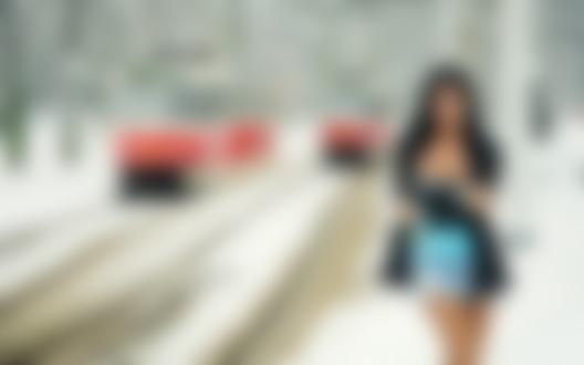 Фото Девушка оголила грудь, стоя на трамвайной остановке