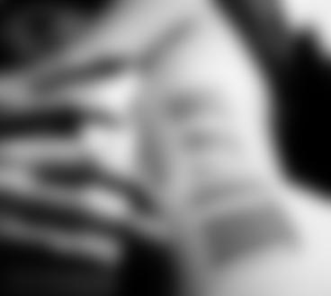 Фото На тело девушки нанесены клавиши пианино, на которых якобы играет мужчина, фотограф под ником IMustBeDead