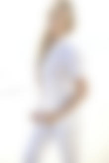 Фото Модель, киноактриса Brittany Elizabeth в белой блузке и брюках