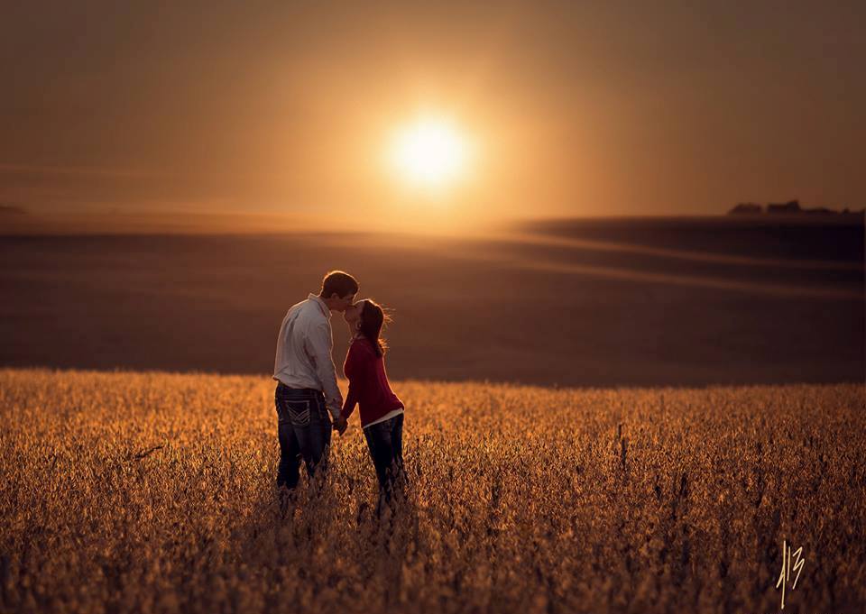 Фото Влюбленная пара в поле на фоне заката, фотограф Jake Olson