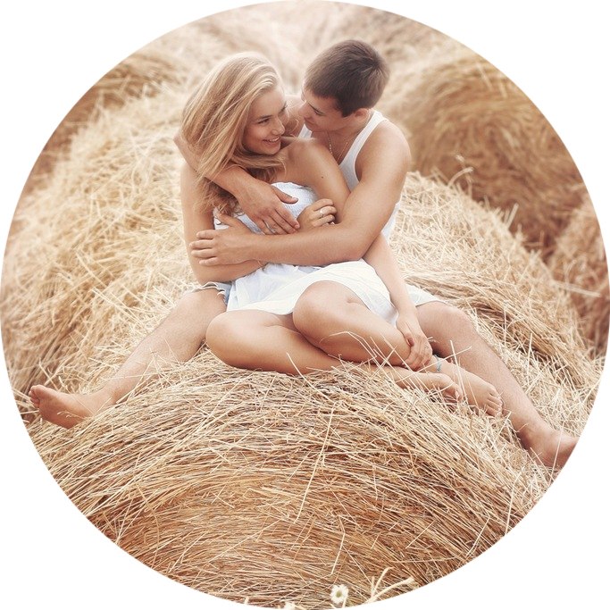 Фото Мужчина с девушкой, обнимаясь, сидят на стоге сена, фотограф Mary Ilyina