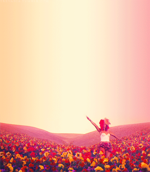 Фото Певица Рианна / Rihanna поет, стоя в поле цветов, кадр из клипа Only Girl