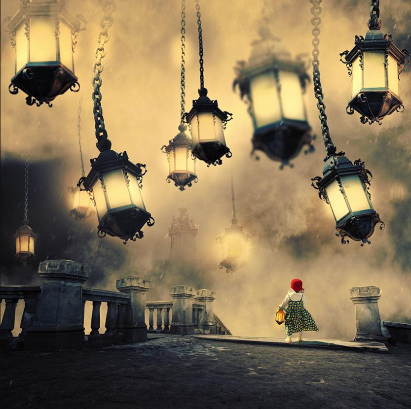 Фото Девочка в красной шапочке идет по мосту, над ней много висящих фонарей, автор Garas Ionut
