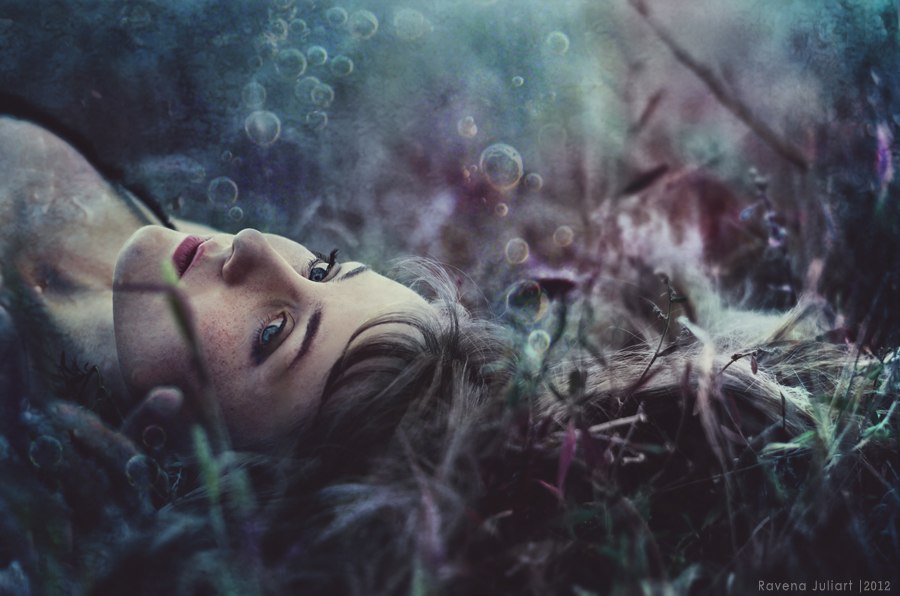 Фото Девушка лежит на траве среди мыльных пузырей, фотограф RavenaJuly