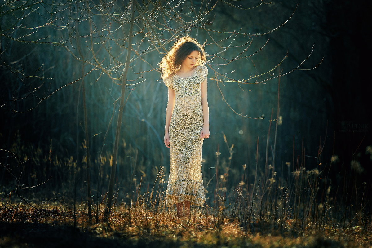 Фото Девушка стоит на фоне природы, фотограф Сергей Пилтник