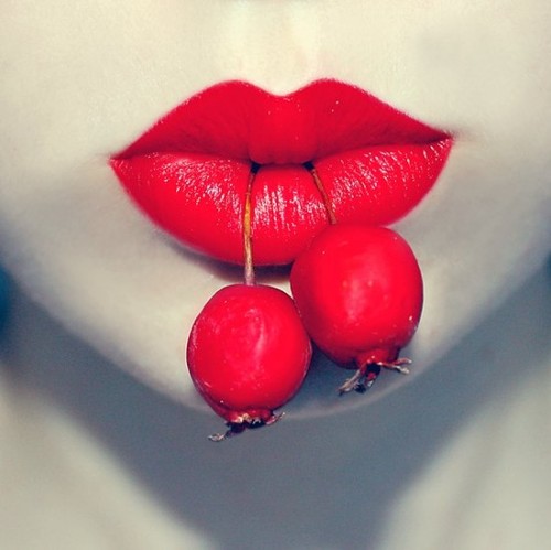 Фото В ярких губах девушки ягоды