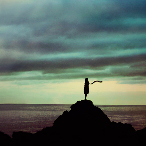 Фото Силуэт девушки, стоящей на горе, by andreapun