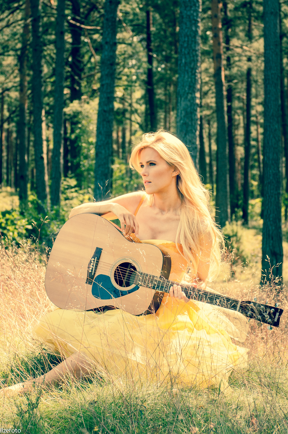 Фото Девушка с гитарой сидит в траве на фоне леса, by ilzef