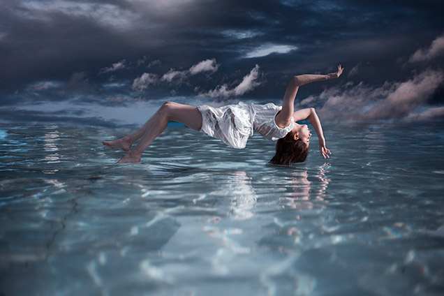 Фото Девушка парит над водой, фотограф Maja Topcagic
