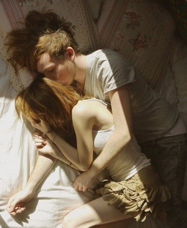 Парень с девушкой в постели голые фото