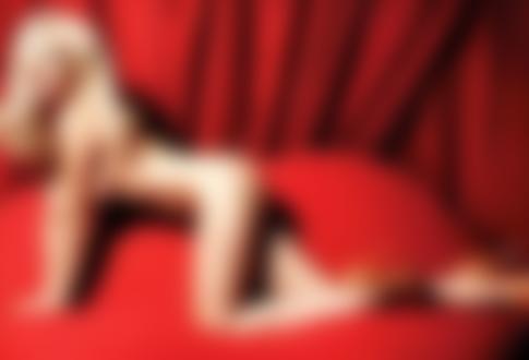 Фото Американская киноактриса и певица Линдсей Лохан обнаженная стоит на коленях на красном диване