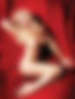 Фото Американская киноактриса и певица Линдсей Лохан сидит обнаженная на красной ткани