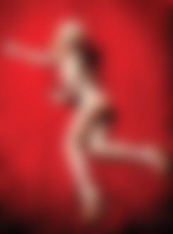 Фото Американская киноактриса и певица Линдсей Лохан лежит обнаженная на красной ткани