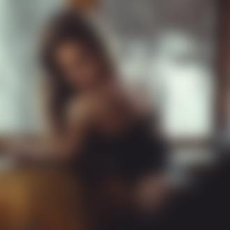 Фото Девушка в черном белье мечтательно сидит у окна, фотограф Garnysheva Tanya