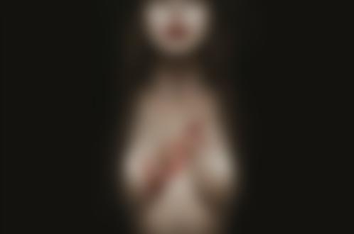 Фото Полуобнаженная грудь девушки с надписью Lost / Потерянная, где буква О стерта и получилось слово Lust / Похоть