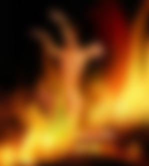 Фото Обнаженная девушка стоит на одном колене среди пламени огня, подняв вверх руки и запрокинув назад голову