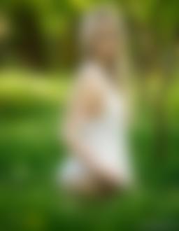 Женщина лежит на траве (64 фото) - Порно фото голых девушек