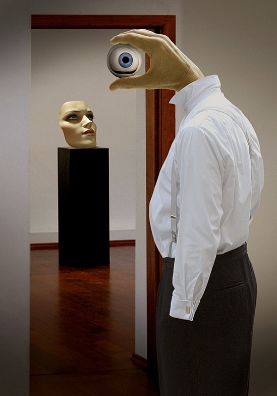 Фото Странный человек с рукой вместо головы смотрит на маску женщины - работа бельгийского фотографа Бена Гуссенса / Ben Goossens