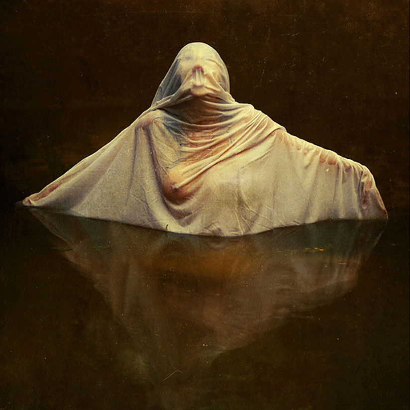 Фото Девушка в белой материи стоит в воде, фотограф и художница Brooke Shaden