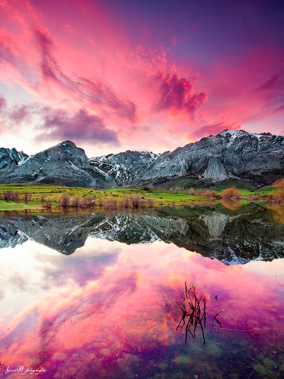 Фото Озеро на фоне заснеженных гор и розового неба, фотограф Tailfox