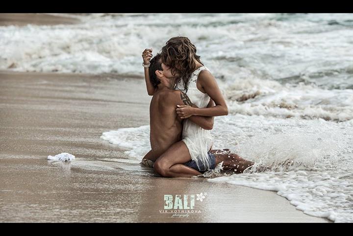 Фото Влюбленная пара целуется в воде, фотограф Vik Voynikova