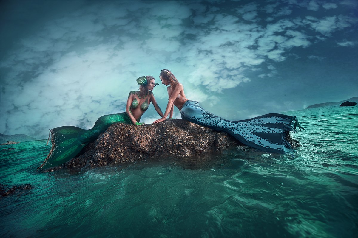 Фото Две русалки сидят на камне у воды, фотограф Сергей Соболев