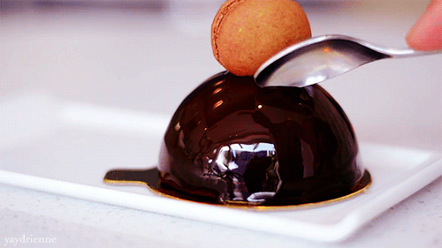 Фото Кусочек шоколадного мусса отламывается ложечкой