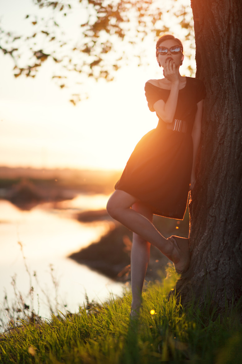 Фото Девушка стоит у дерева, фотограф Владимир Зотов