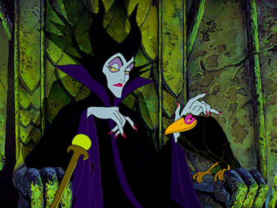 Фото Злая колдунья Малефисента сидит на троне и гладит ворона, из мультфильма Спящая красавица