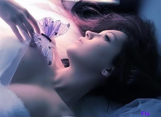 Фото Девушка лежит на спине и у нее на плече сидит бабочка
