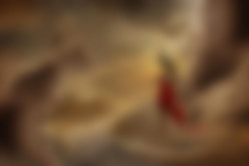 Фото Девушка в красном платье, обнажающем грудь, стоит посреди пылевой бури на песочной дюне возле пересыхающей реки и смотрит на освещаемые лучами солнца сквозь облака развалины вдали, фотограф Якимчук Валерий