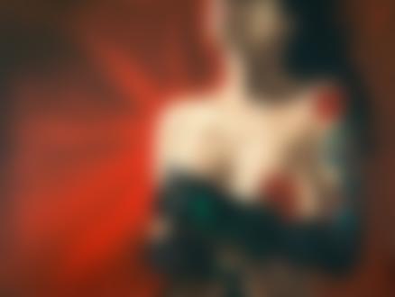 Фото Обнаженная девушка брюнетка, с тату на предплечье и руке в виде цветка розы и птички колибри, в черных длинных перчатках держит в руке красную розу. Художник Drew Darcy