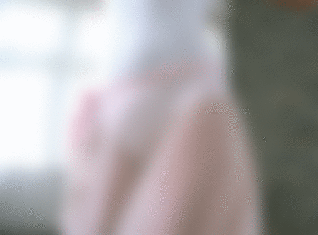 Фото Девушка кружится в белом прозрачном платье