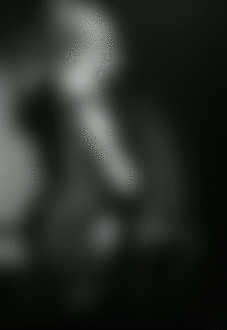 Фото Блондинка в коротком платье и чулках, поет и выполняет эротические движения