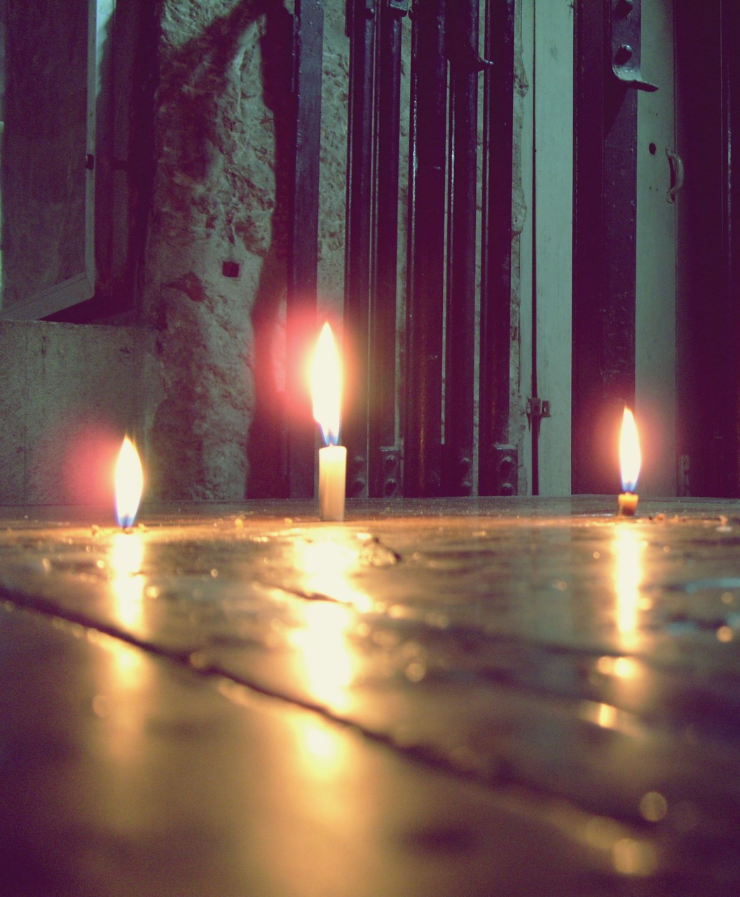 Горящие свечи на полу