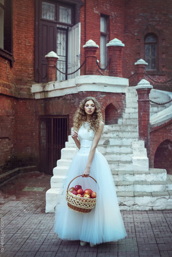 Фото Девушка в белом платье стоит с корзиной яблок, фотограф RavenaJuly