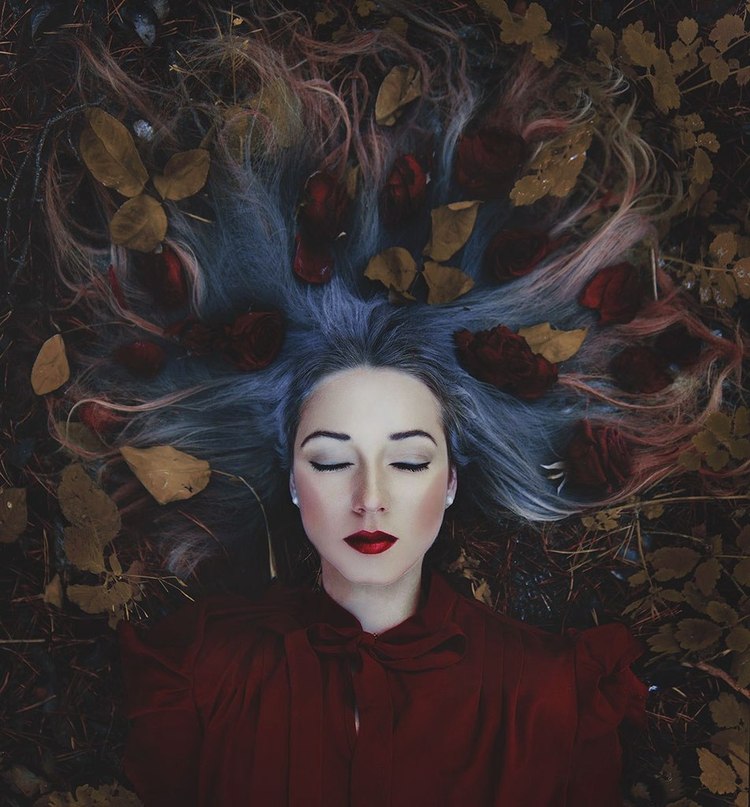 Фото Девушка лежит земле, в волосах у нее желто-красные листья, фотограф Дарина Рябченко