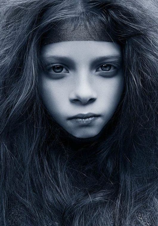Фото Девушка с длинными волосами и повязкой на голове