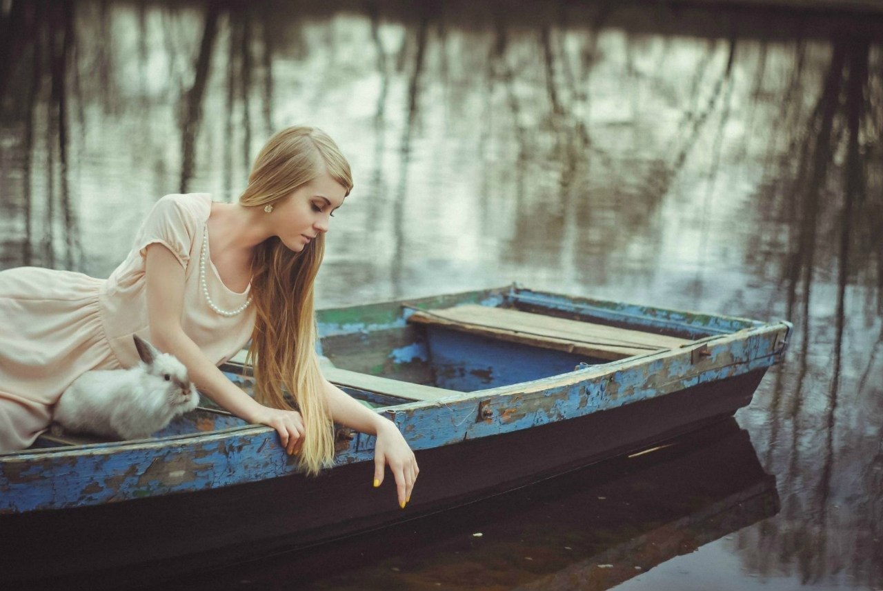 Фото Девушка в лодке смотрит в воду, рядом сидит кролик, фотограф Ilona  Zubko