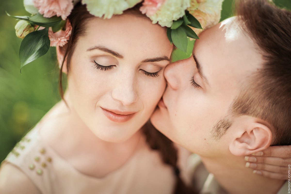 Фото Мужчина целует девушку в щеку, by Kavoons Photo