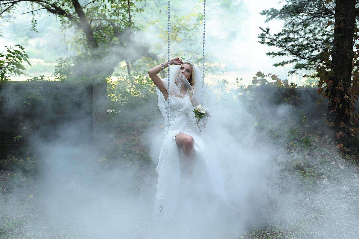 Фото Девушка - невеста на качели, ву LightChaser